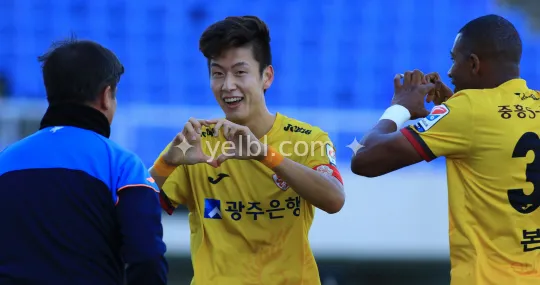 매일 일찍 자고 일찍 일어나는 송승민 선수를 본 받읍시다