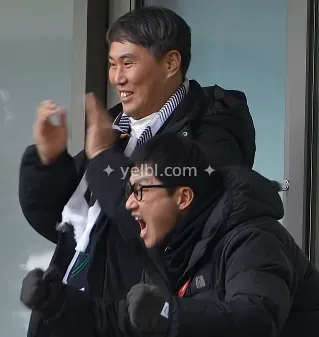 감독님 옆에 이분 누구임?? 자주 보이시던데